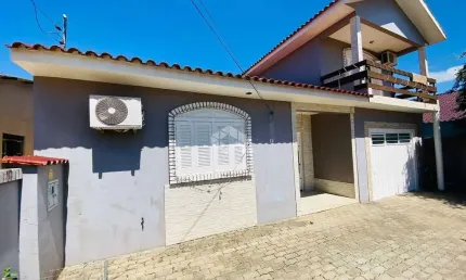 Casa com 04 quartos a venda no bairro Camobi, próximo a UFSM em Santa Maria.