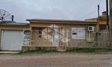 Casa de 02 dormitórios, com garagem para 02 carros, gradeada e com fundos murada