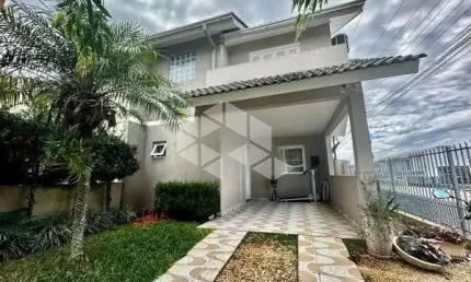 Sobrado à venda com 2 quartos, garagem coberta e pátio fechado no bairro jardim botânico em lajeado