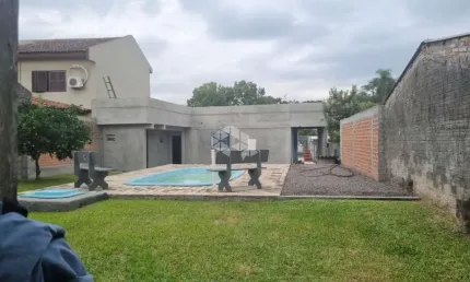 Casa com 3 quartos, sala, cozinha, 2 vagas de garagem e piscina no bairro itararé em santa maria