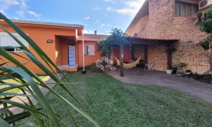 Duas Casas em um lote com 3 quartos, suíte à venda no Bairro Camobi em Santa Maria