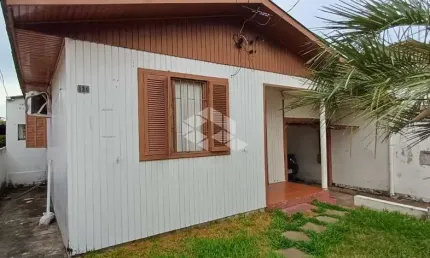 Casa a venda com dois dormitorios, 1 banheiro, garagem para dois carros, localizada no bairro itararé
