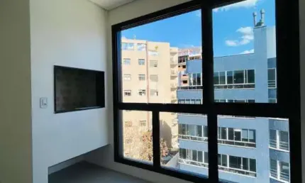 Apartamento novo à venda com 02 dormitórios,  01 suíte e sacada no bairro nossa senhora de lourdes em santa maria, financiável.