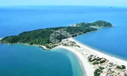 Área com 121 mil metros² para construção residencial ou hoteleira.