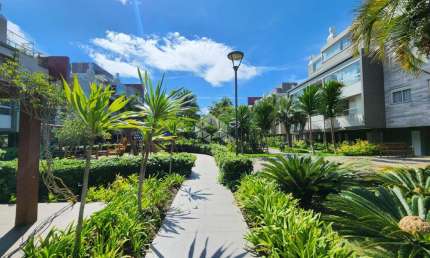 Apartamento de 3 dormitórios sendo 2 suítes em condominio club na Praia do Campeche