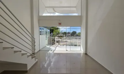 SALA COMERCIAL NO CAMPECHE COM 37M² MEZANINO BANHEIRO PRIVATIVO E 1 VAGA A 300M DA PRAIA