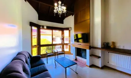 A venda apartamento com 3 dormitórios sendo uma suíte, localizado no bairro Bavária em Gramado.