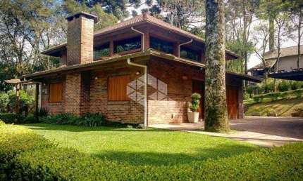 Casa de 3 Quartos com Suíte, Quiosque Privativo e 4 Vagas em Canela - Porteira Fechada