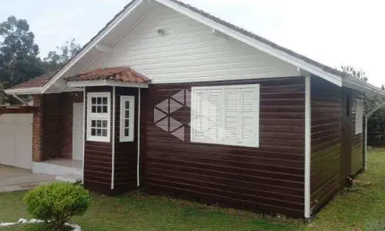 Casa de madeira com dois dormitórios em Canela no bairro Bom Jesus