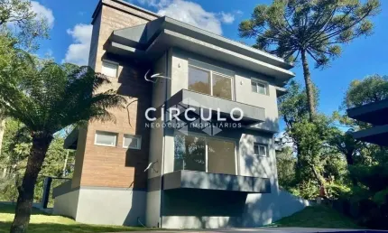 Elegante casa com três dormitórios suite master e piscina em Gramado