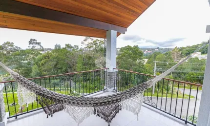 Residência Exclusiva com 3 Suítes e Vista Privilegiada