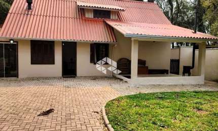 A venda casa de 2 dormitórios mais banheiro social, localizada em Gramado.
