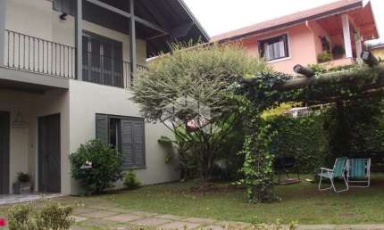 Casa a venda de 5 dormitórios mais banheiro social, localizada a poucos minutos da Rua Coberta de Gramado.