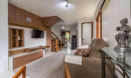 Casa Triplex Mobiliada com 3 Dormitórios em Localização Privilegiada
