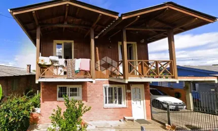 A venda terreno com duas casas mais pavilhão, localizada em Canela.