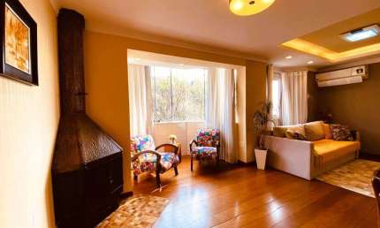 Apartamento de 2 dormitórios sendo 1 suíte, localizado no centro de Gramado.