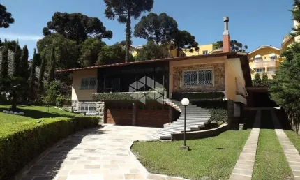 Casa 545m², 4 dormitórios, sendo 2 suítes, localizado no centro de Canela