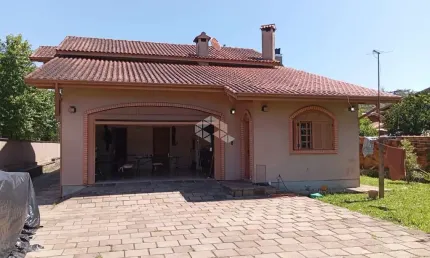 Casa 256m², 3 dormitórios, localizada no Bairro Avenida Central,  Gramado