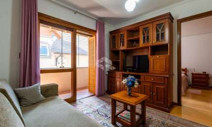 A venda apartamento de 2 dormitórios localizado no centro de Gramado.