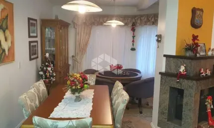 Casa em Residencial das Bromélias uma quadra do lago Negro em Gramado