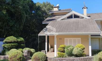 Casa em Residencial das Bromélias uma quadra do lago Negro em Gramado