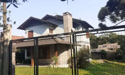 Bela casa com amplo patio proximo ao centro de Canela