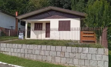 casa com 1 dormitório, localizada no bairro Piratini, Gramado RS