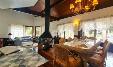Linda casa de esquina com 4 dormitórios - Vila Suzana em Canela