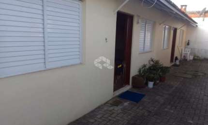 Casa 02 dormitórios, 01 banheiro, 01 vaga coberta escriturada em condomínio fechado.