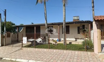 Casa ampla com churrasqueira, jardim, gradeada, garagem para 3 carros, 3 dormitórios