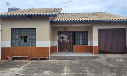 Casa de 3 dormitórios com 3 banheiros e mais de quatro vagas de garagem em um amplo terreno de 550m²