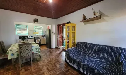 Casa ampla com 2 dormitórios e várias árvores frutíferas.