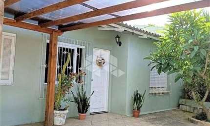 Casa 3 dormitórios, 1 suíte, 2 vagas de garagem, bairro Cinco Colônias em Canoas