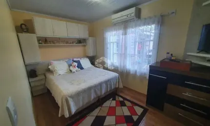 Casa térrea com 2 dormitórios/2 banheiros/2 vagas e pátio com piscina