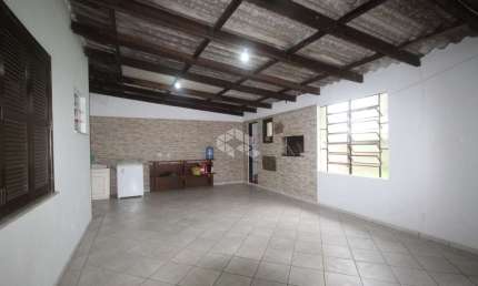 Casa com 3 dormitórios/ pátio com churrasqueira/ pátio gramado amplo nos fundos / 3 vagas