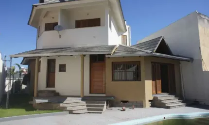 Casa sobrado, Centro de Canoas, 4 dormitórios, suíte, pátio e piscina