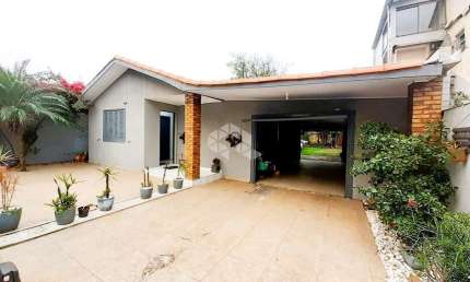 Vendo casa em Canoas, no Nossa Senhora das Graças. casa recuada com pátio bem amplo, com 3 quartos, 1 banheiro, garagem para 2 carros.