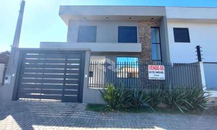Casa com 3 dormitórios, suíte, garagem para 2 carros em Novo Hamburgo