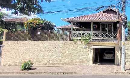 Casa colonial com espaço gourmet fogão a lenha, e espaço gourmet em Esteio