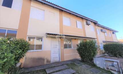 Casa 3 dormitórios, 2 vagas privativas e patio, em condomínio fechado com lazer completo.