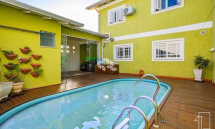 Casa Sobrado, 3 dormitórios, suíte, 3 banheiros, cozinha planejada, lavanderia, churrasqueira, piscina aquecida, pátio.