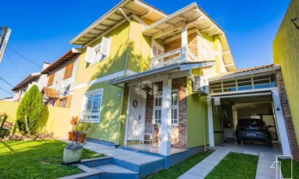 Casa Sobrado, 3 dormitórios, suíte, 3 banheiros, cozinha planejada, lavanderia, churrasqueira, piscina aquecida, pátio.