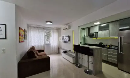 Apartamento, 63 m² de área privadas, 2 dormitórios, living com 3 ambientes e uma vaga de garagem, semi-mobiliado. aceita financiamento e fgts.