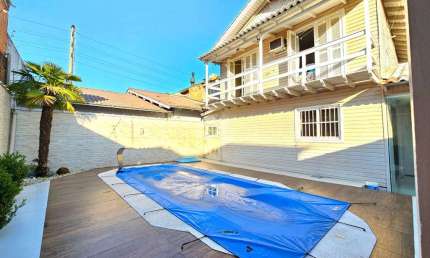 Casa sobrado, 140 m², com 3 dormitórios, sendo 1 suíte, pátio com piscina com hidro, edícula com churrasqueira e escritório energia solar, no bairro i