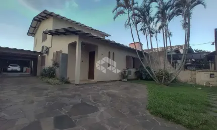 Casa com 03 dormitórios, 03 banheiros, garagem coberta para 04 carros,no bairro Rio Branco, na cidade de Canoas-RS. Aceira Financiamento e FGTS