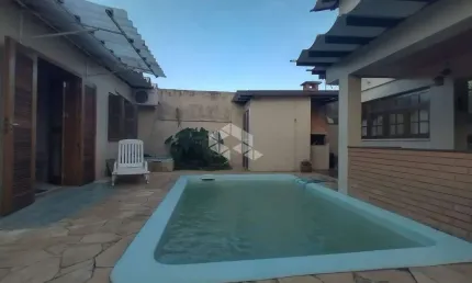 Casa com 03 dormitórios, 03 banheiros, garagem coberta para 04 carros,no bairro Rio Branco, na cidade de Canoas-RS. Aceira Financiamento e FGTS