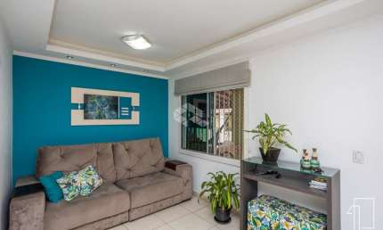 Casa em condomínio de 3 dormitórios, transformados em 2, com 2 banheiros, living integrado de sala estar/ jantar, cozinha, churrasqueira.