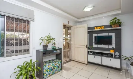 Casa em condomínio de 3 dormitórios, transformados em 2, com 2 banheiros, living integrado de sala estar/ jantar, cozinha, churrasqueira.