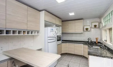 Casa em condomínio de 3 dormitórios, transformados em 2, com 2 banheiros, living integrado de sala estar/ jantar, cozinha, churrasqueira.
