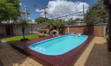 Casa/Sobrado com 3 dormitórios, 2 Salas, sendo 1 com lareira, 3 banheiros, Piscina e Quiosque com Churrasqueira. No bairro Igara/Canoas.